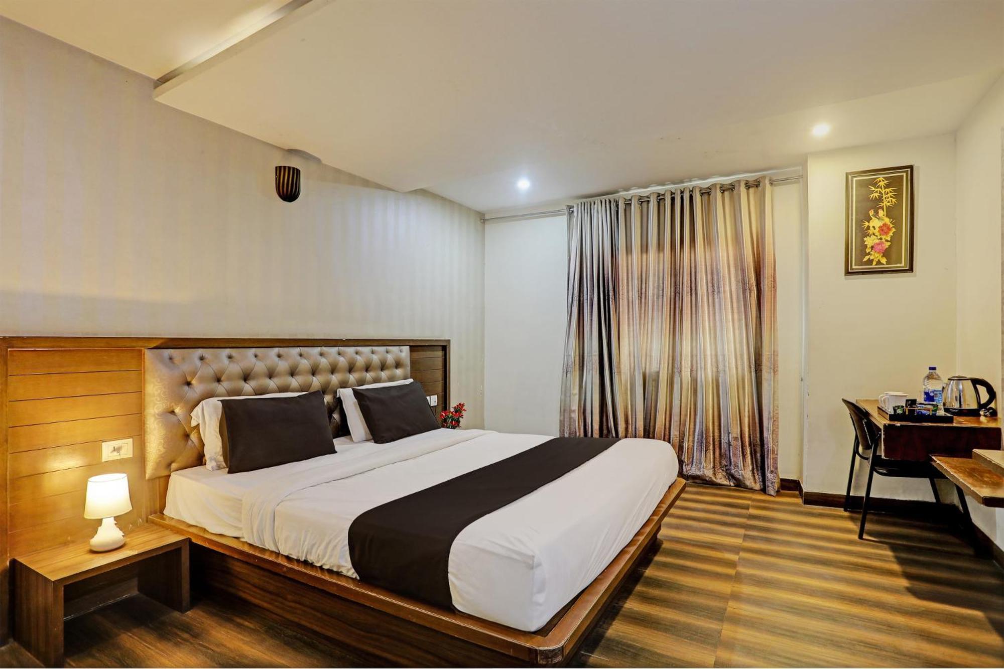 Capital O Surabhi Elite Near Miraj Cinemas - Shalini Shivani Sururnagar Esterno foto