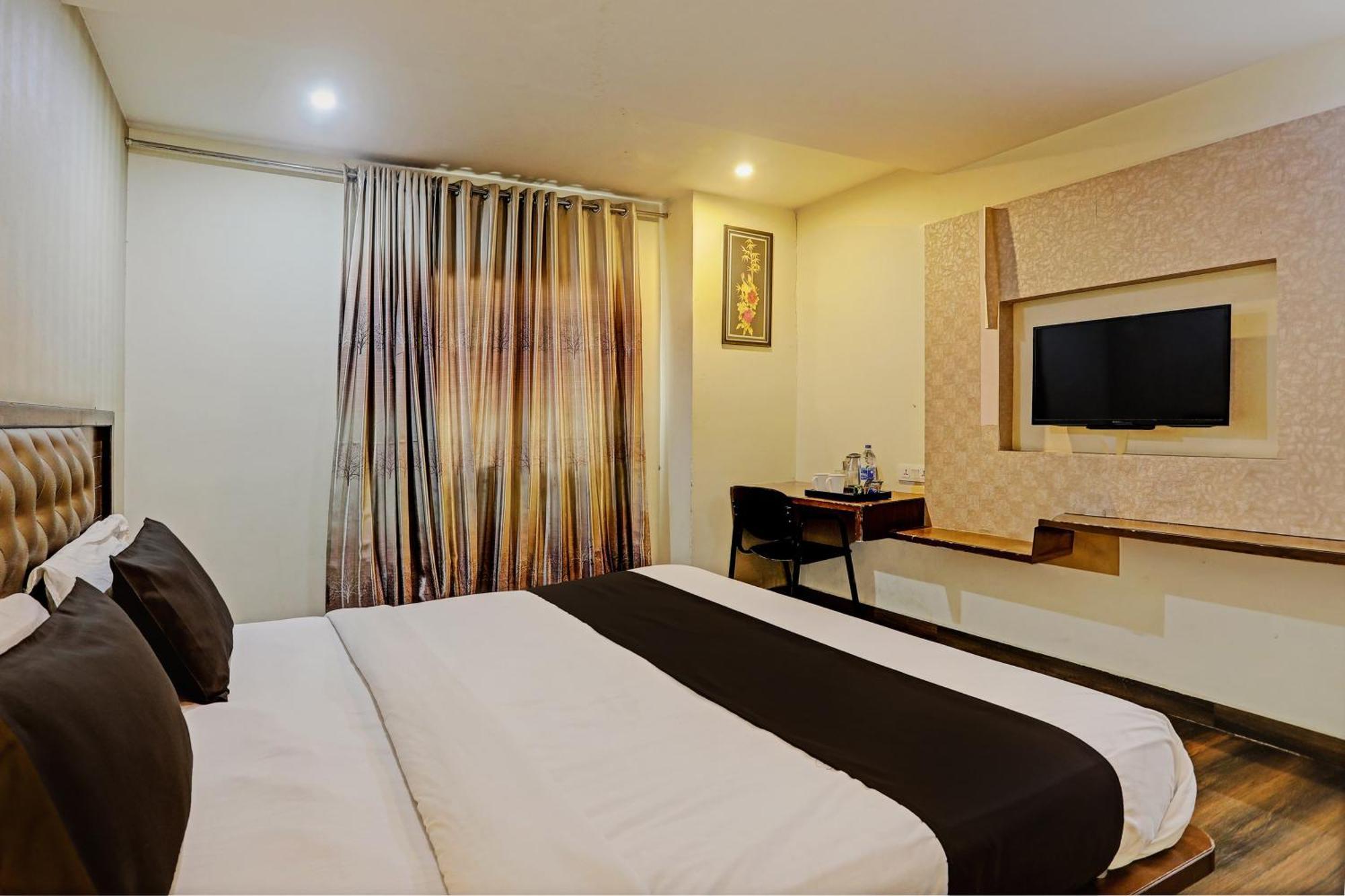Capital O Surabhi Elite Near Miraj Cinemas - Shalini Shivani Sururnagar Esterno foto