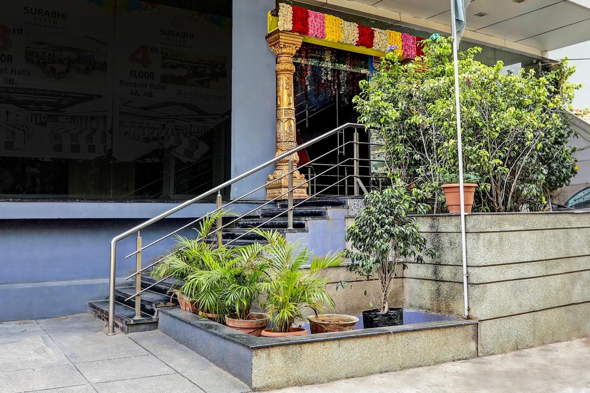 Capital O Surabhi Elite Near Miraj Cinemas - Shalini Shivani Sururnagar Esterno foto
