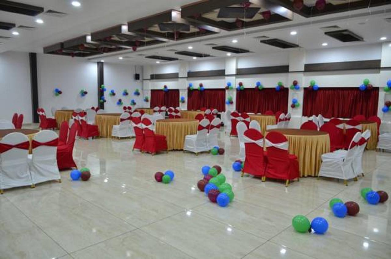 Capital O Surabhi Elite Near Miraj Cinemas - Shalini Shivani Sururnagar Esterno foto