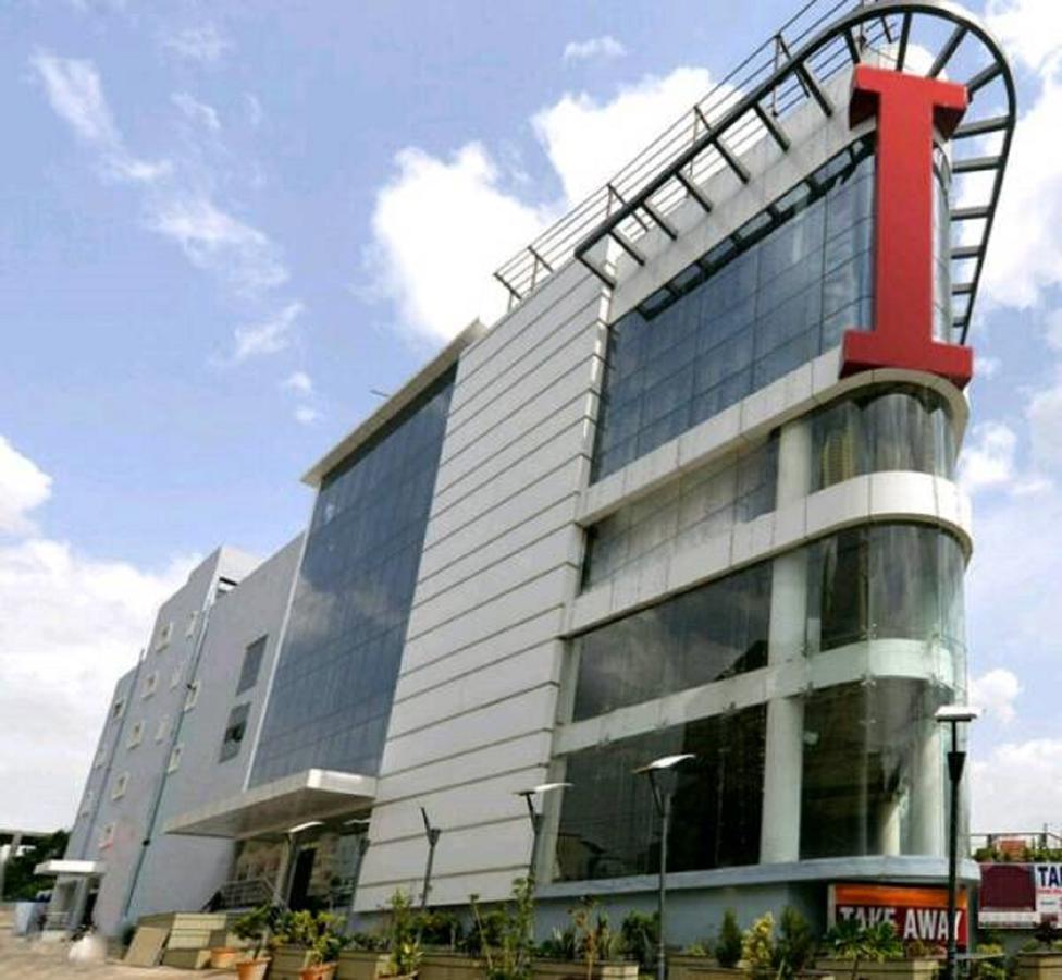Capital O Surabhi Elite Near Miraj Cinemas - Shalini Shivani Sururnagar Esterno foto